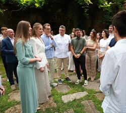 SS.AA.RR la Princesa de Asturias y la Infanta Doña Sofía en el exterior del museo